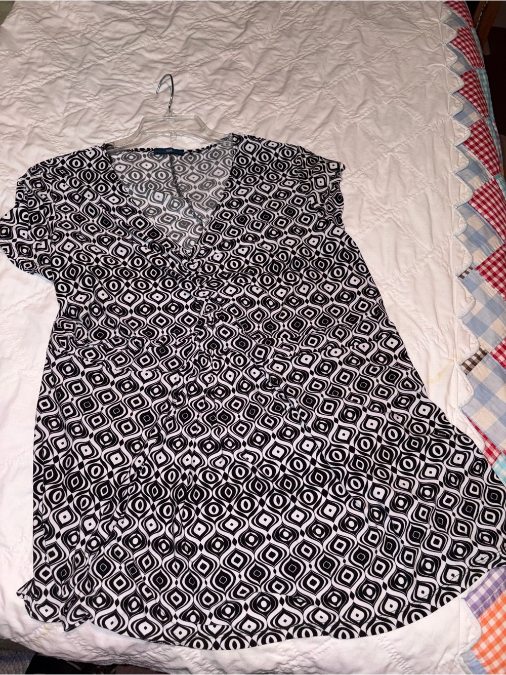 Fave Black & White Geometric V-Neck Women's Top 3X